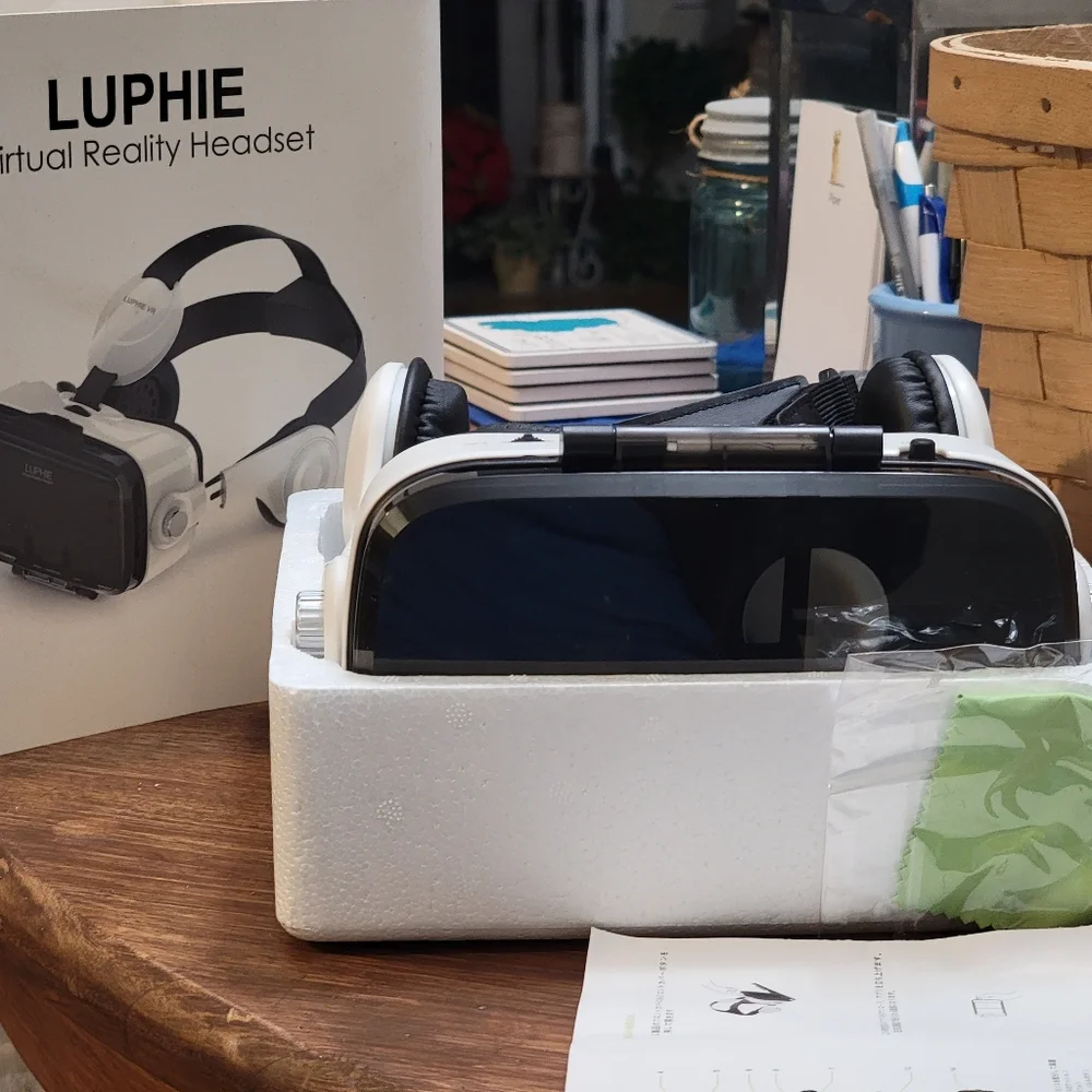 Luphie Virtual Reality 3D VR headset, glasses, new open box. Complete